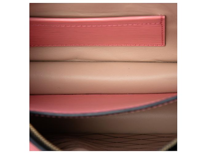 Clutch Trunk Epi Rosa Louis Vuitton - vista 4