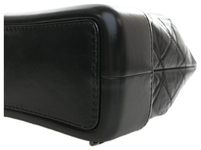 Mochila Gabrielle pequena em couro envelhecido acolchoado preto Chanel - vista 12