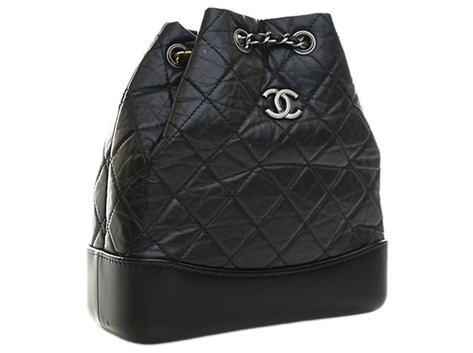 Mochila Gabrielle pequena em couro envelhecido acolchoado preto Chanel - vista 3