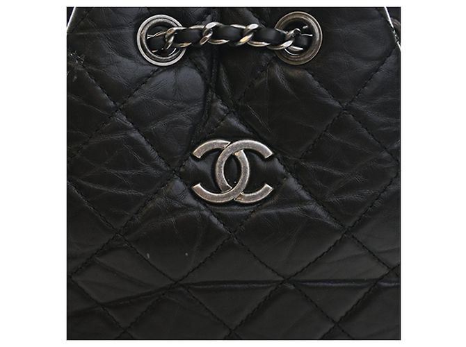 Mochila Gabrielle pequena em couro envelhecido acolchoado preto Chanel - vista 9