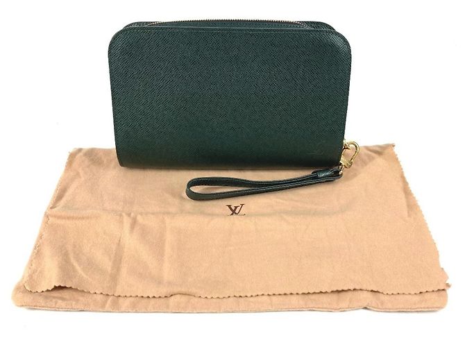 Pochette a mano Louis Vuitton Taiga Baikal Cachi - vista 11