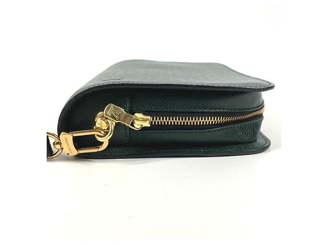 Pochette a mano Louis Vuitton Taiga Baikal Cachi - vista 13