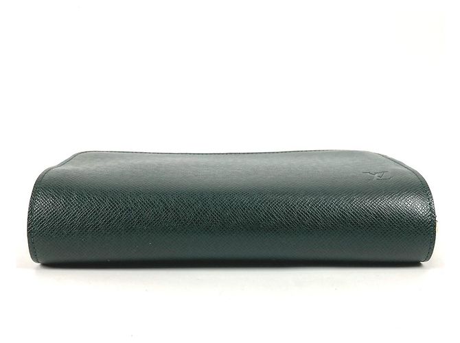 Pochette a mano Louis Vuitton Taiga Baikal Cachi - vista 15