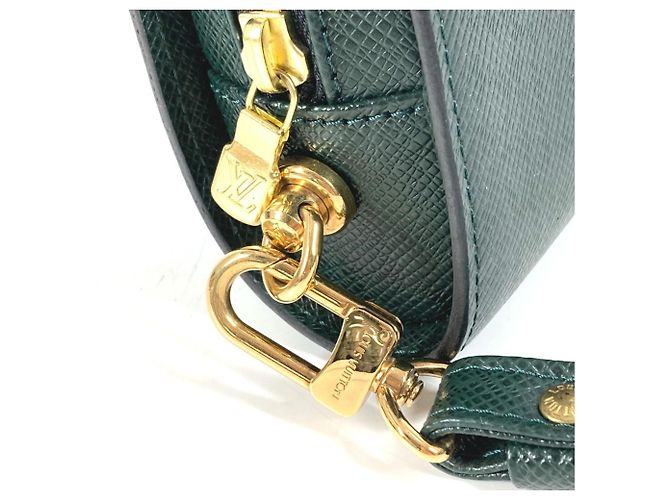 Pochette a mano Louis Vuitton Taiga Baikal Cachi - vista 2
