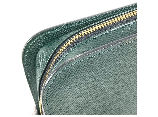 Pochette a mano Louis Vuitton Taiga Baikal Cachi - vista 3