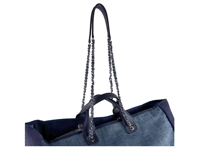 Sac à main et à épaule large bleu Chanel - vue 11