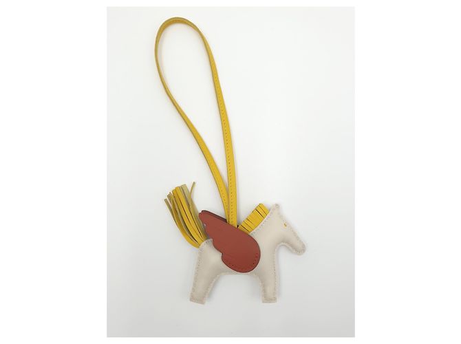 Hermès Charm per Borsa Rodeo Pegase PM, gesso/giallo di Napoli/rame, Milo Pelle di Pecora Bianco Bianco sporco Marrone chiaro - vista 2