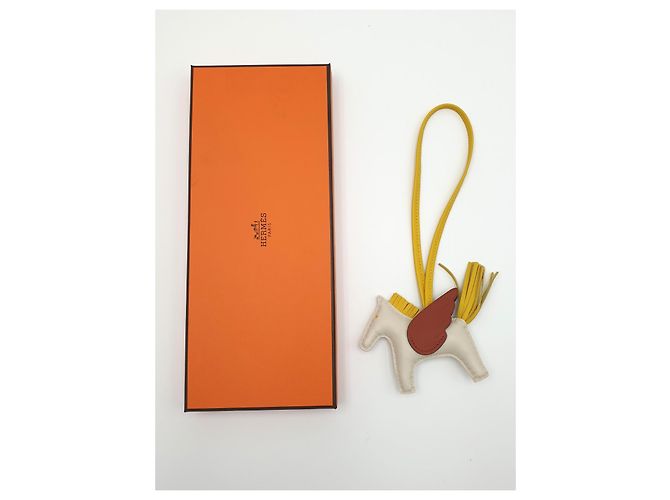 Hermès Charm per Borsa Rodeo Pegase PM, gesso/giallo di Napoli/rame, Milo Pelle di Pecora Bianco Bianco sporco Marrone chiaro - vista 3