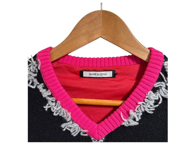 Autre Marque Strickpullover mit V-Ausschnitt Diamond Mane von MARK & LONA Schwarz Pink Rot - Ansicht 3