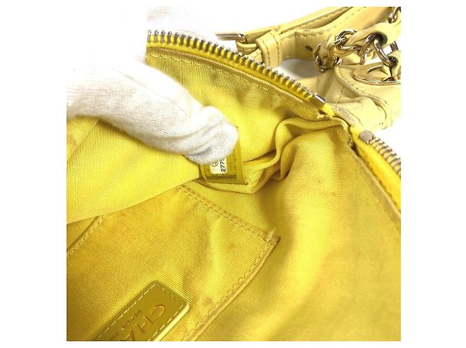 Bolsa sling matelassé amarela Chanel Amarelo - vista 14