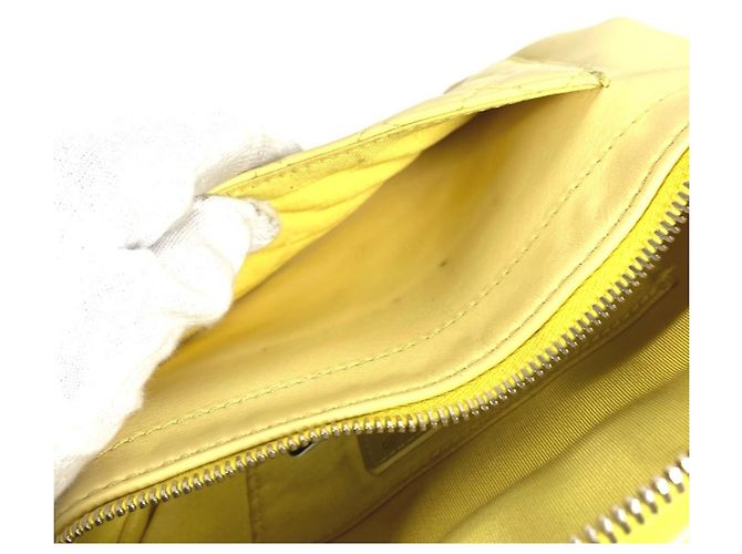 Bolsa sling matelassé amarela Chanel Amarelo - vista 15