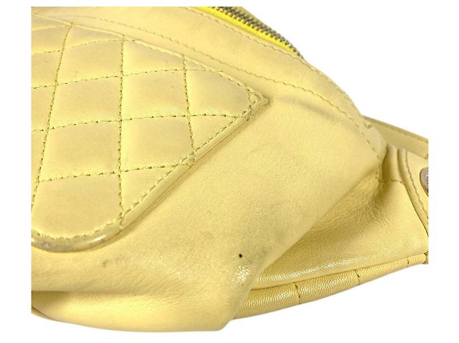 Bolsa sling matelassé amarela Chanel Amarelo - vista 5
