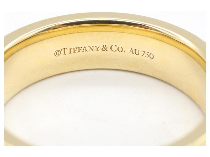 Anello a Banda Stretta T di Tiffany & Co. D'oro - vista 4