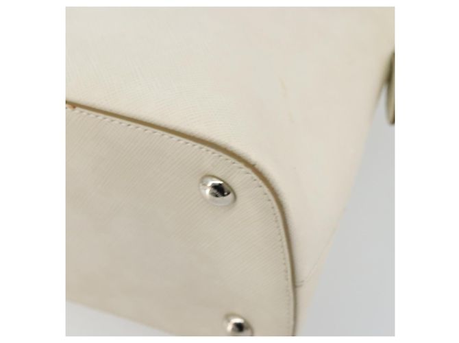 Borsa a mano Gancini in pelle bianca e argento di Salvatore Ferragamo Auth bs34555 Bianco - vista 10