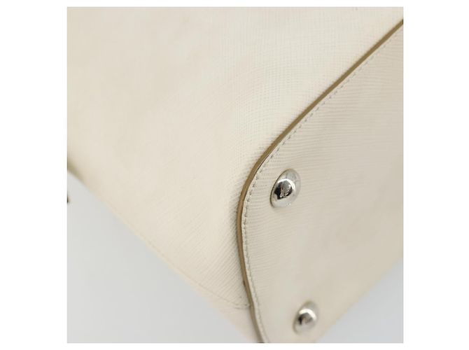 Borsa a mano Gancini in pelle bianca e argento di Salvatore Ferragamo Auth bs34555 Bianco - vista 11