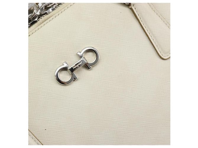 Borsa a mano Gancini in pelle bianca e argento di Salvatore Ferragamo Auth bs34555 Bianco - vista 14