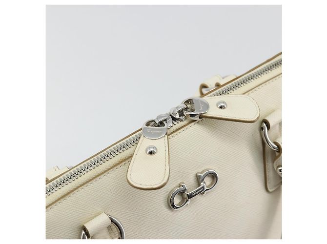 Borsa a mano Gancini in pelle bianca e argento di Salvatore Ferragamo Auth bs34555 Bianco - vista 16