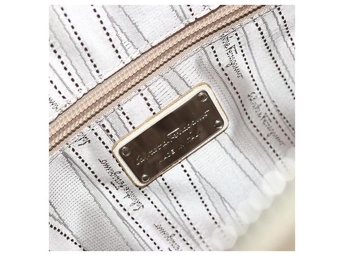 Borsa a mano Gancini in pelle bianca e argento di Salvatore Ferragamo Auth bs34555 Bianco - vista 17