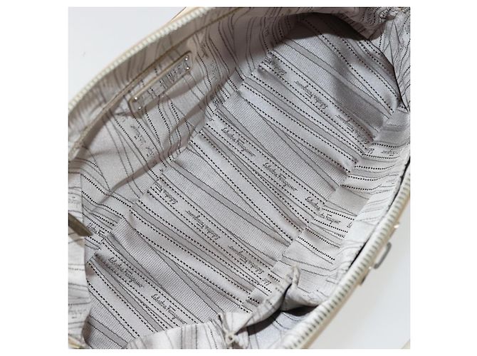 Borsa a mano Gancini in pelle bianca e argento di Salvatore Ferragamo Auth bs34555 Bianco - vista 18