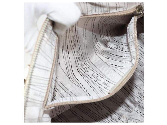 Borsa a mano Gancini in pelle bianca e argento di Salvatore Ferragamo Auth bs34555 Bianco - vista 22