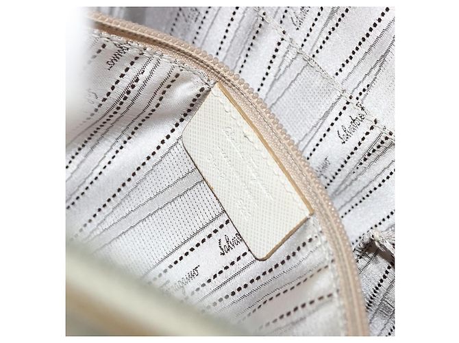 Borsa a mano Gancini in pelle bianca e argento di Salvatore Ferragamo Auth bs34555 Bianco - vista 23