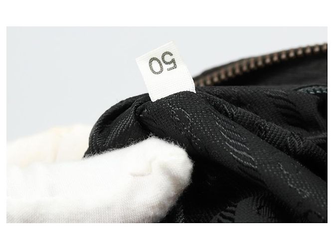 Borsa a spalla con catena Prada in nylon nero e oro Auth bs34879A D'oro - vista 12