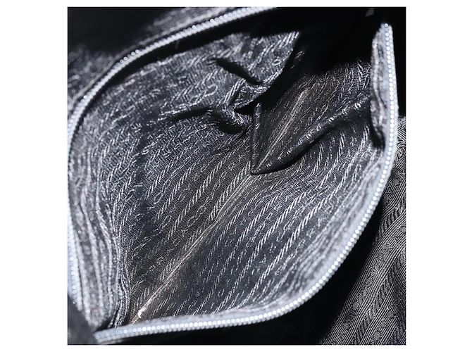 Borsa a spalla con catena Prada in nylon nero e oro Auth bs34879A D'oro - vista 22