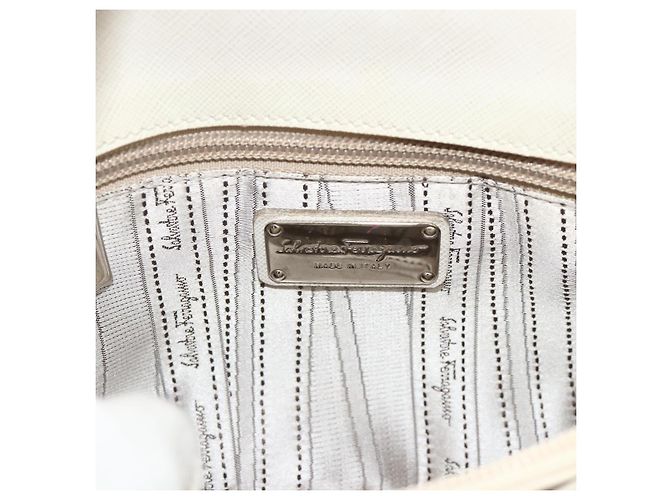 Borsa a mano Gancini in pelle bianca e argento di Salvatore Ferragamo Auth 177310A Bianco - vista 15