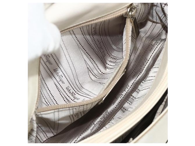 Borsa a mano Gancini in pelle bianca e argento di Salvatore Ferragamo Auth 177310A Bianco - vista 20