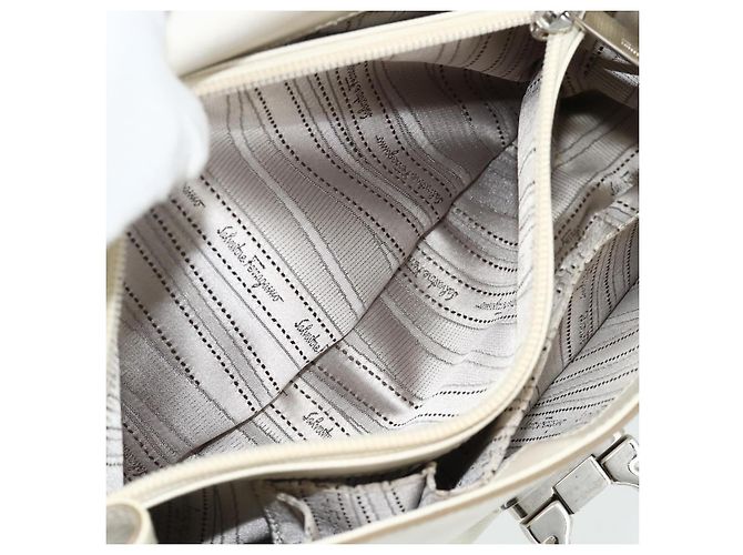 Borsa a mano Gancini in pelle bianca e argento di Salvatore Ferragamo Auth 177310A Bianco - vista 22