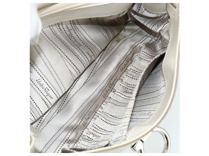 Borsa a mano Gancini in pelle bianca e argento di Salvatore Ferragamo Auth 177310A Bianco - vista 23