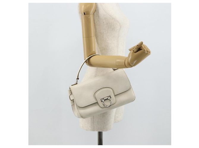 Borsa a mano Gancini in pelle bianca e argento di Salvatore Ferragamo Auth 177310A Bianco - vista 27
