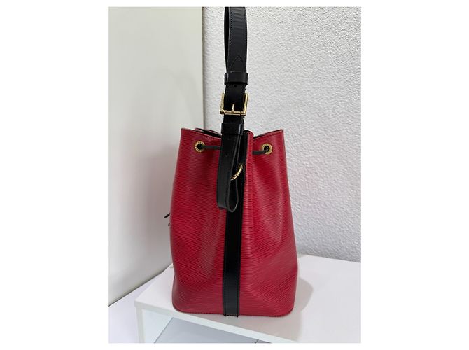 Borsa Louis Vuitton Petite Noe Epi Rosso e Nero - vista 10