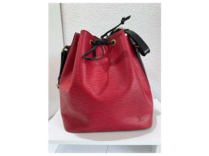 Borsa Louis Vuitton Petite Noe Epi Rosso e Nero - vista 17