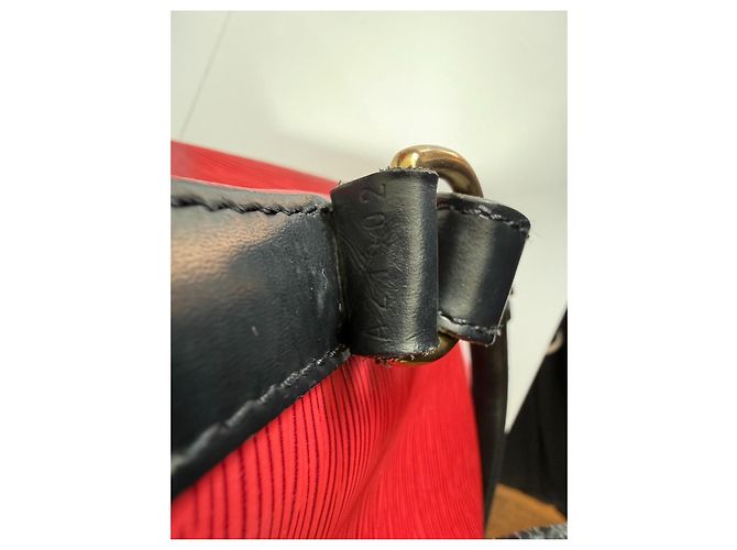 Borsa Louis Vuitton Petite Noe Epi Rosso e Nero - vista 18
