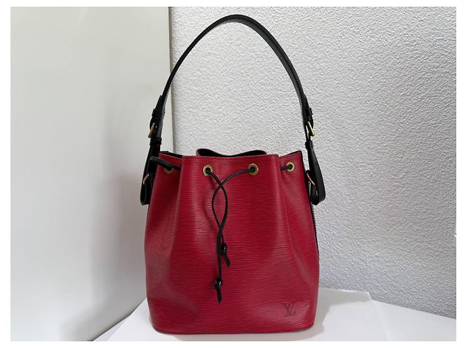Borsa Louis Vuitton Petite Noe Epi Rosso e Nero - vista 2