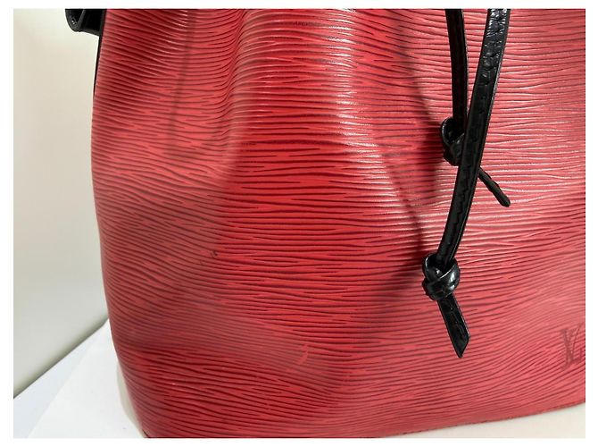Borsa Louis Vuitton Petite Noe Epi Rosso e Nero - vista 5