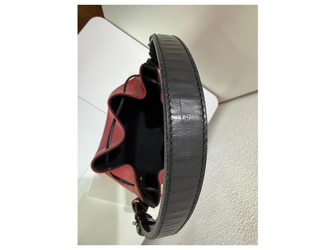 Borsa Louis Vuitton Petite Noe Epi Rosso e Nero - vista 7