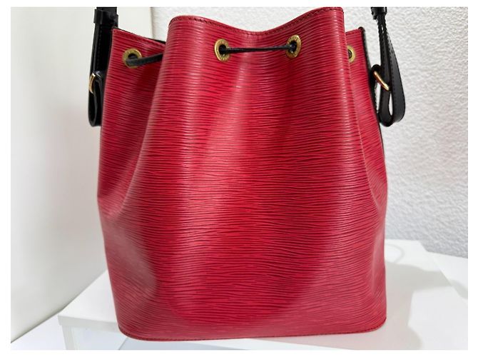 Borsa Louis Vuitton Petite Noe Epi Rosso e Nero - vista 8