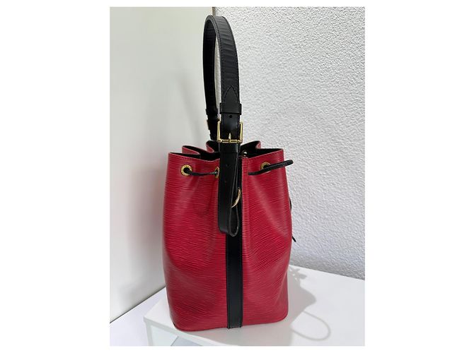 Borsa Louis Vuitton Petite Noe Epi Rosso e Nero - vista 9