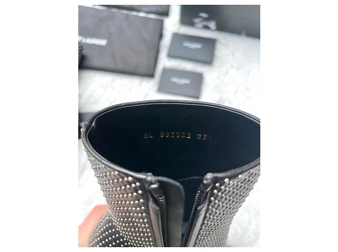 Stivaletti in pelle Saint Laurent con borchie Nero - vista 4