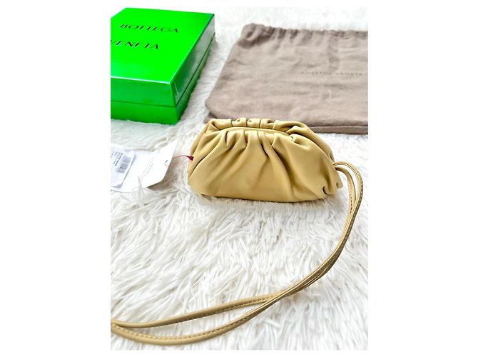 Bottega Veneta Borsa Micro The Pouch in pelle sabbia - vista 11