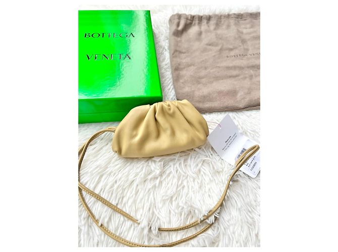 Bottega Veneta Borsa Micro The Pouch in pelle sabbia - vista 2