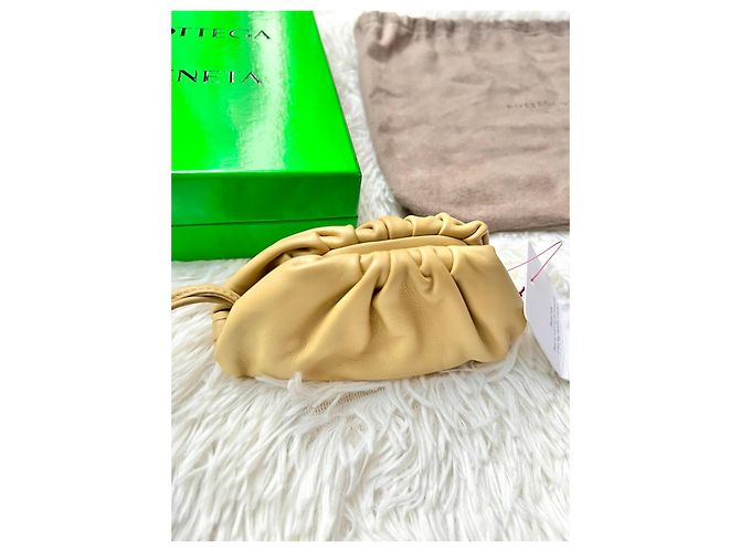 Bottega Veneta Borsa Micro The Pouch in pelle sabbia - vista 3