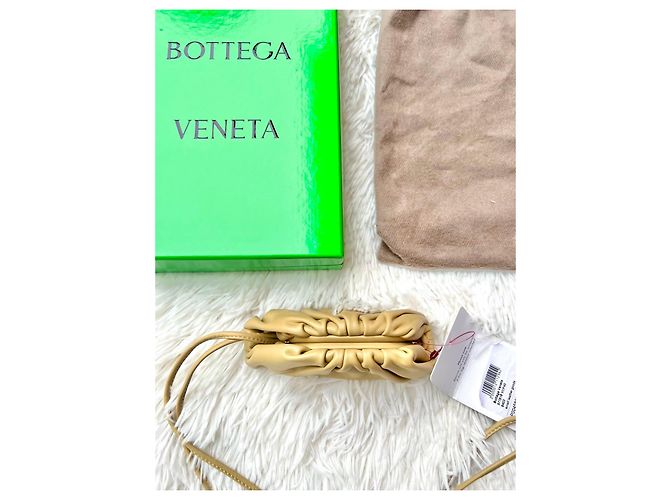Bottega Veneta Borsa Micro The Pouch in pelle sabbia - vista 5