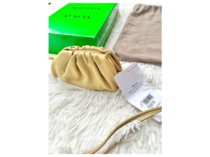 Bottega Veneta Borsa Micro The Pouch in pelle sabbia - vista 6