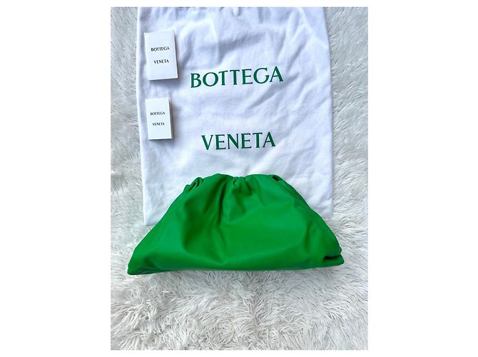 Bottega Veneta The Pouch Pochette in Pelle Verde - vista 2