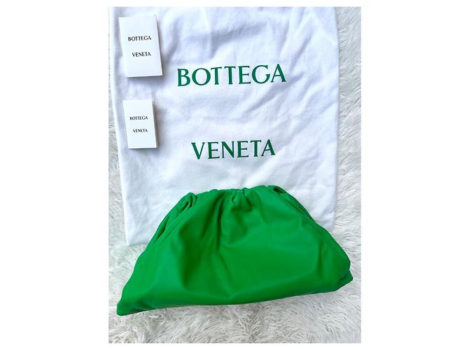 Bottega Veneta The Pouch Pochette in Pelle Verde - vista 3