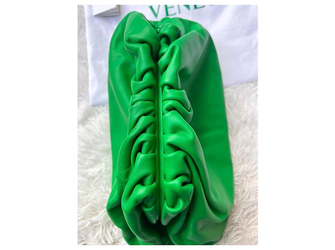 Bottega Veneta The Pouch Pochette in Pelle Verde - vista 5