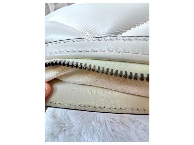 Gucci Marmont Schultertasche aus weißem Leder - Ansicht 12